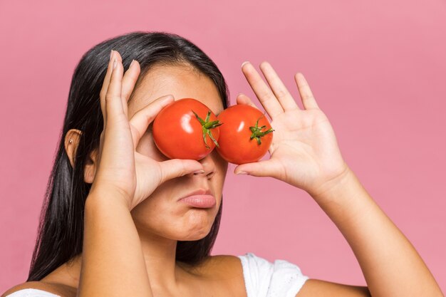 Mujer cubriéndose los ojos y molesta