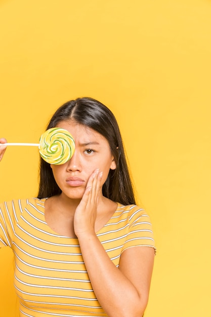 Mujer cubriéndose los ojos y molesta