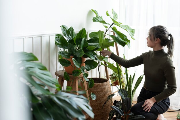 Mujer cuidando y cuidando su planta