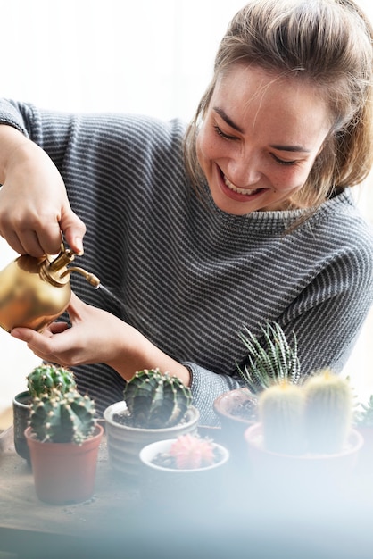 Mujer cuidando y cuidando de sus cactus