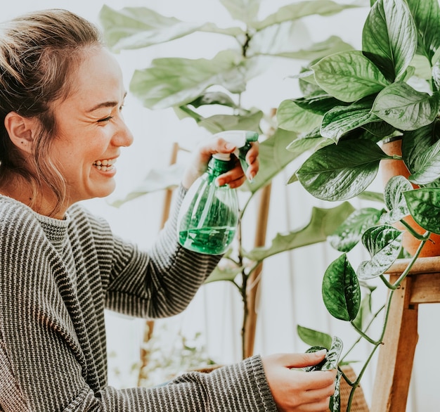 Mujer cuidando y cuidando sus plantas