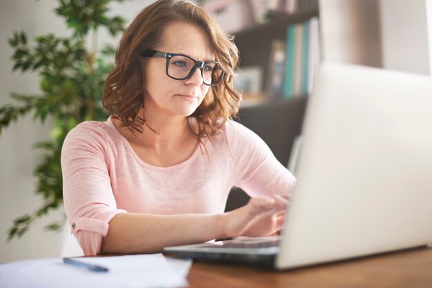 Mujer cuidando las finanzas de la vivienda