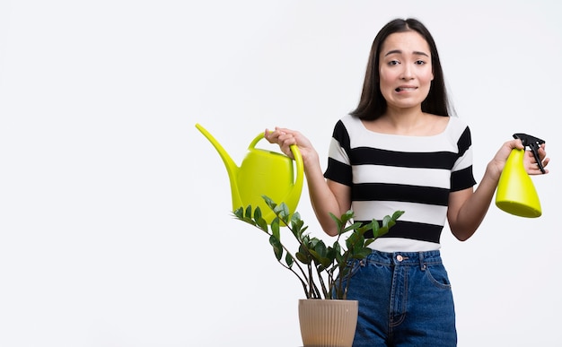 Mujer cuidando flor