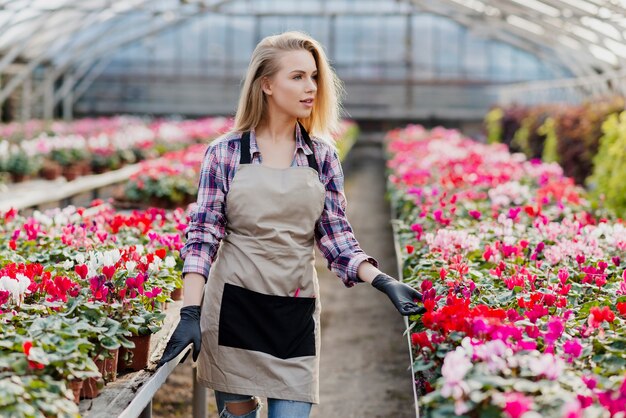 Mujer cuidando flores