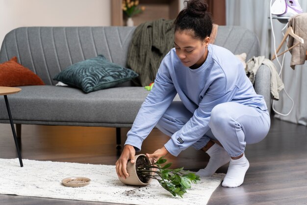 Mujer cuidando de limpiar la casa sucia