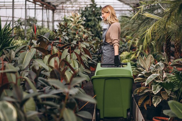 Mujer cuidando las plantas en un invernadero