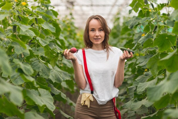 Mujer cuidando plantas en un invernadero