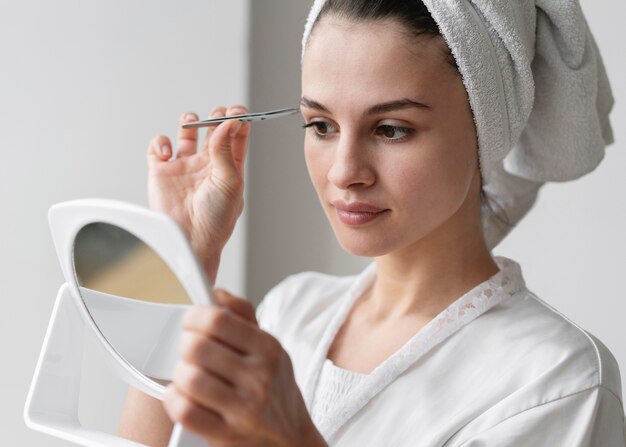 Mujer cuidando su belleza en casa