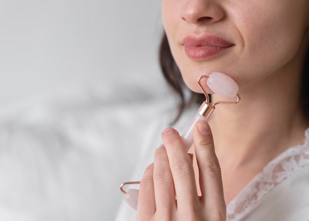 Mujer cuidando su belleza en casa