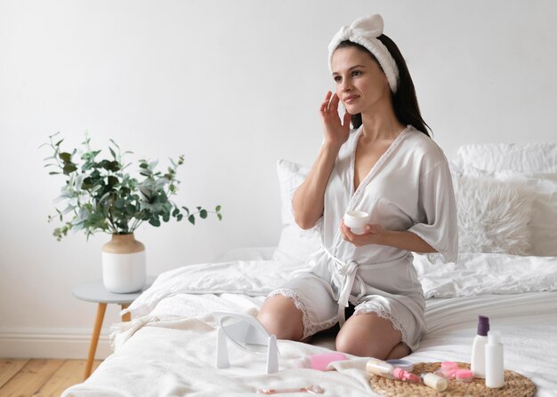 Mujer cuidando su belleza en casa