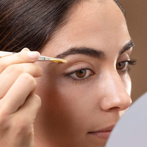 Mujer cuidando sus cejas