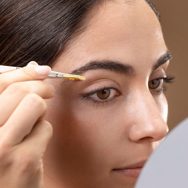 Mujer cuidando sus cejas