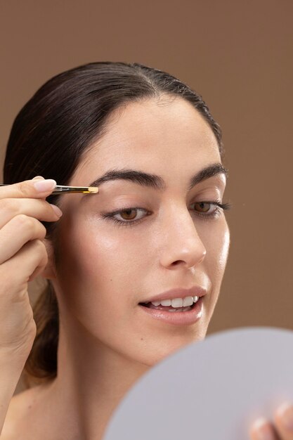 Mujer cuidando sus cejas