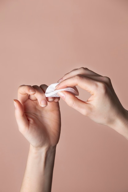 Mujer cuidando sus uñas