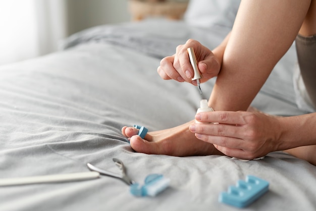 Mujer cuidando sus uñas