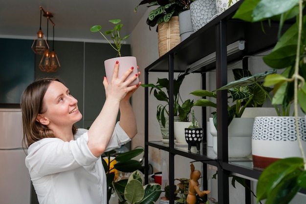 Mujer cultivando plantas en casa