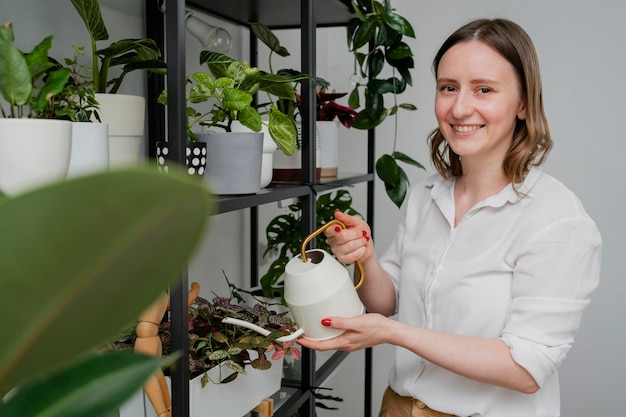 Mujer cultivando plantas en casa