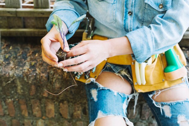 Mujer de cultivo con brote