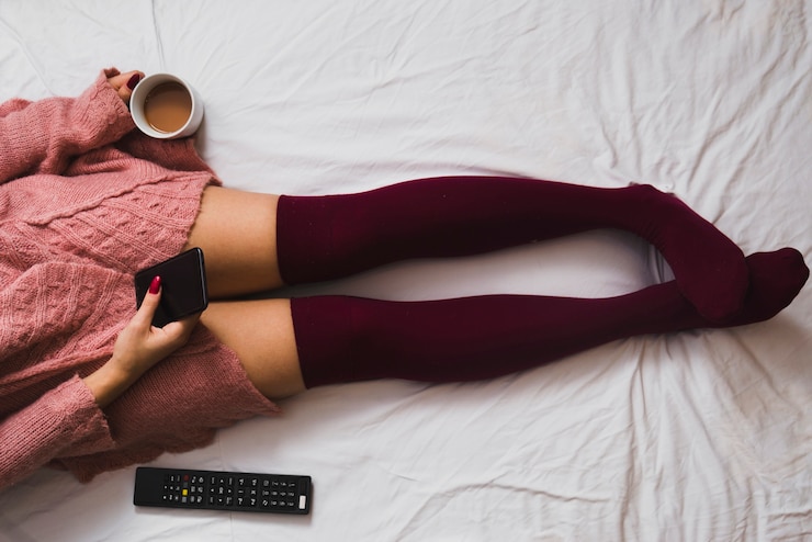 Foto gratuito mujer de cultivo con café y teléfono inteligente
