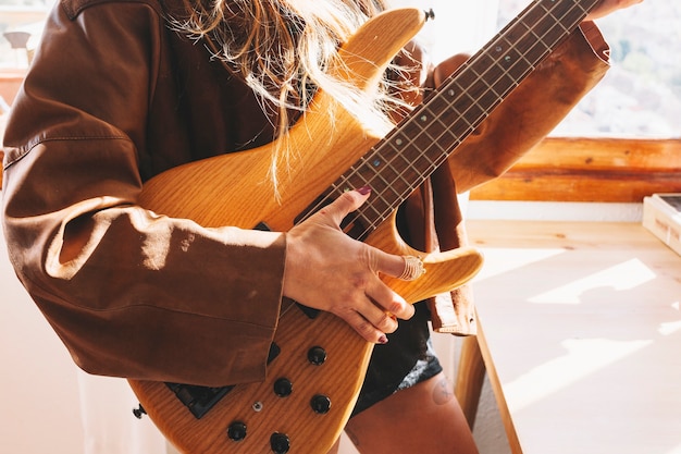 Mujer de cultivo con guitarra