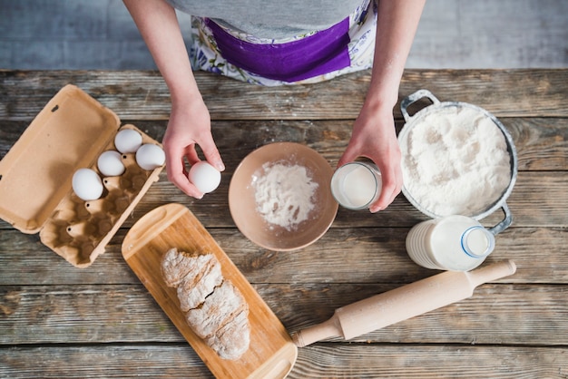 Mujer de cultivo haciendo masa para pastelería