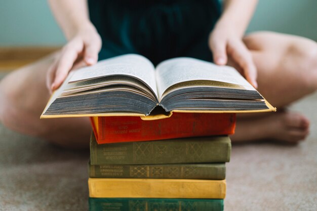 Mujer de cultivo leyendo el libro viejo