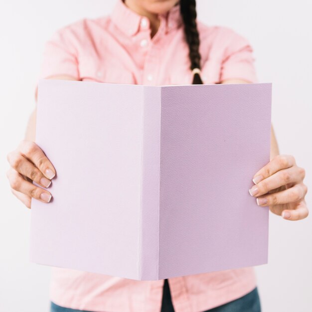 Mujer de cultivo con libro abierto