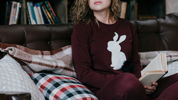 Mujer de cultivo con libro