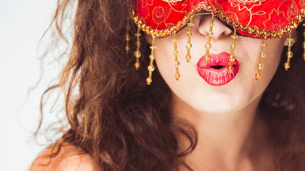 Mujer de cultivo en máscara de carnaval