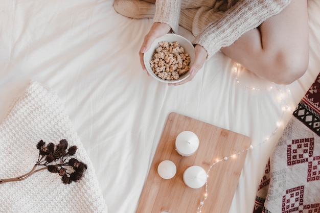 Mujer de cultivo con merienda en la cama