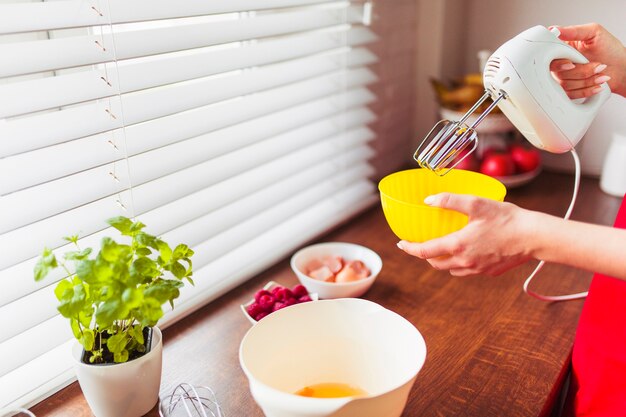 Mujer de cultivo mezcla de ingredientes