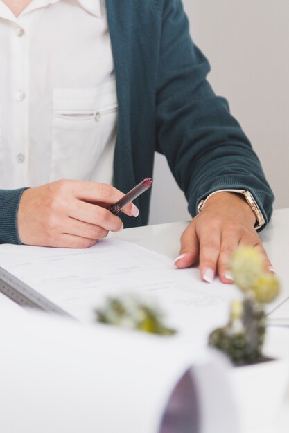 Mujer de cultivo en la oficina