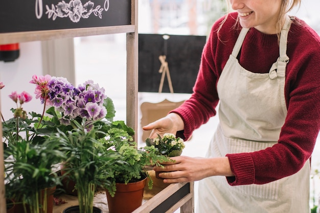 Mujer de cultivo que cuida las flores