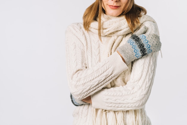 Mujer de cultivo sintiendo frio