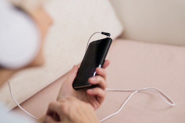 Mujer de cultivo con teléfono inteligente