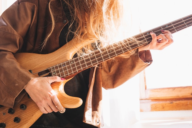 Mujer de cultivo tocando la guitarra