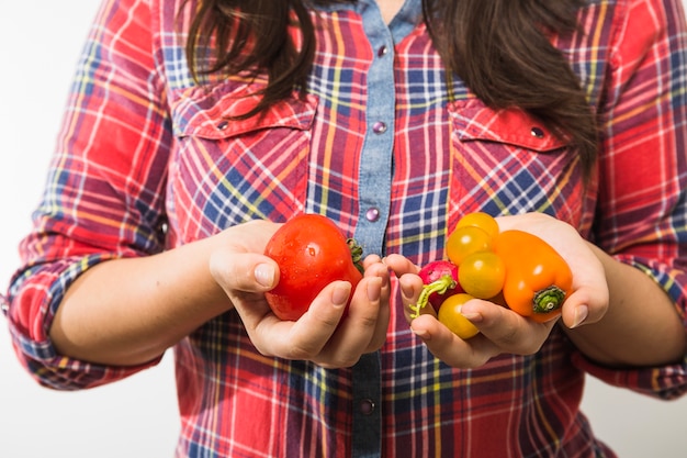 Mujer de cultivo con verduras en las manos