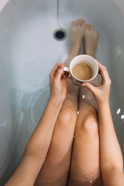 Mujer de cultivos bañándose y bebiendo café