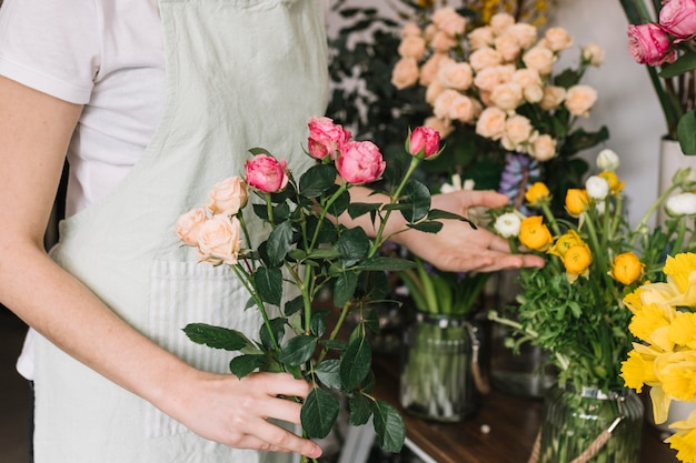 Foto gratuita mujer de cultivos cerca de las flores