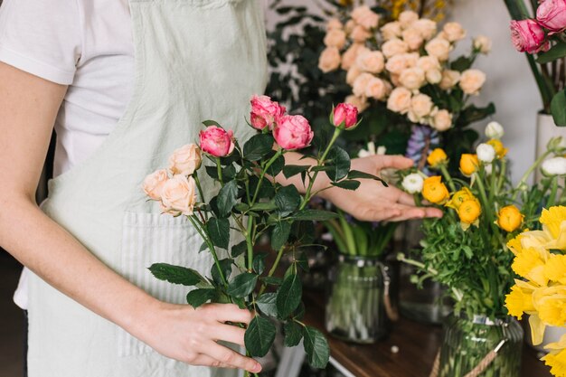 Mujer de cultivos cerca de las flores