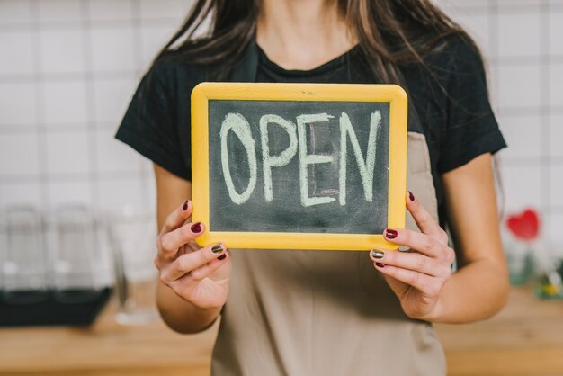 Mujer de cultivos con escritura abierta