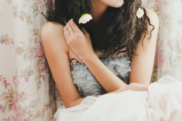 Mujer de cultivos con flores en el cabello