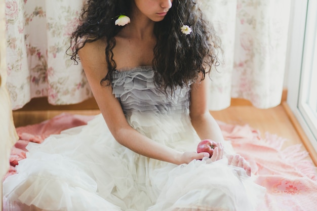 Foto gratuita mujer de cultivos con flores y manzana