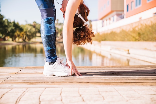 Mujer de cultivos haciendo ejercicio de flexión en el muelle