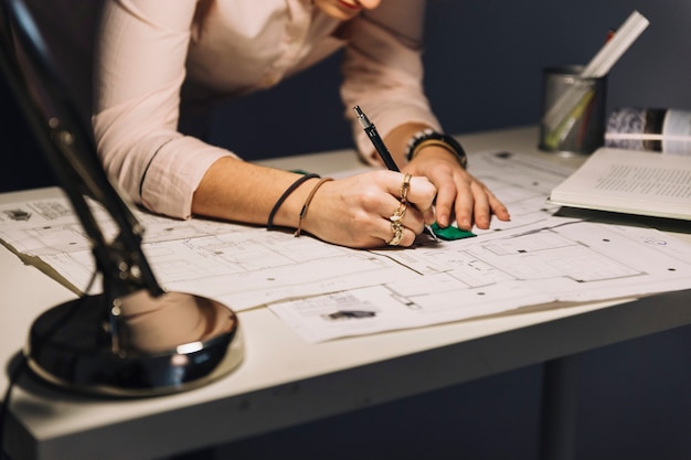 Mujer de cultivos haciendo planos