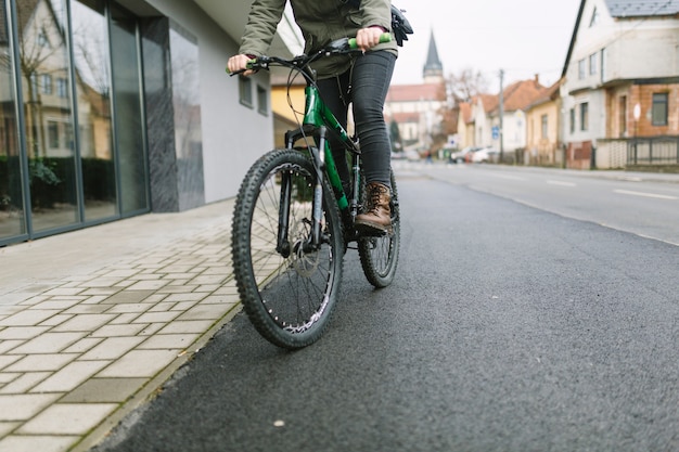 Mujer de cultivos montando bicicleta