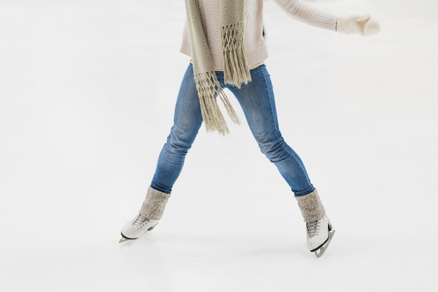 Mujer de cultivos patinando en la pista