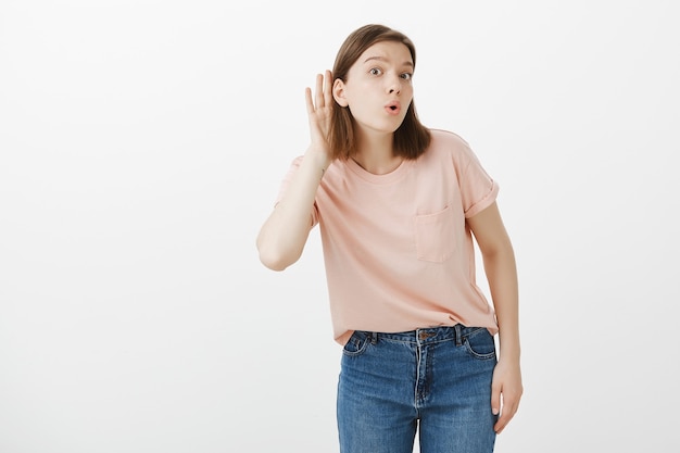 Mujer curiosa escuchando a escondidas una conversación interesante, escucha chismes