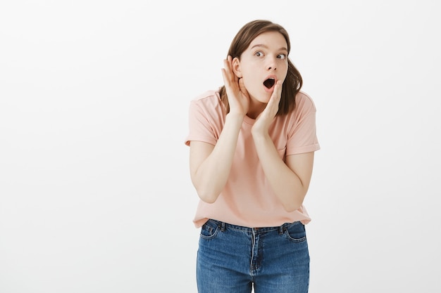 Mujer curiosa escuchando a escondidas una conversación interesante, escucha chismes