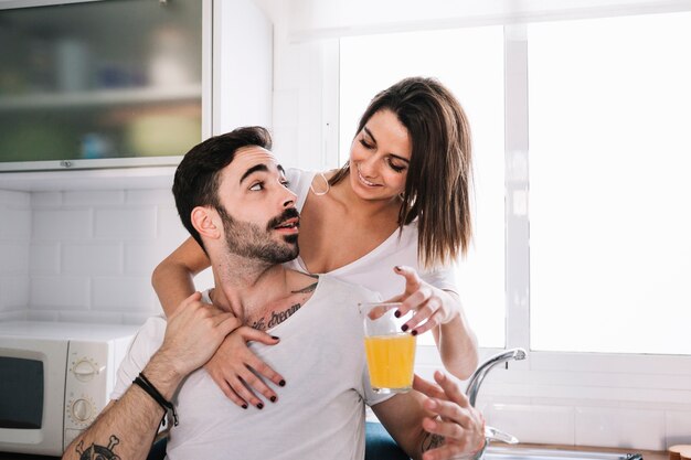 Mujer dando hombre vaso de jugo